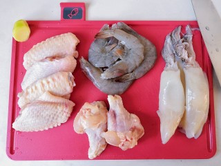 三汁焖锅,鲜虾、海兔、鸡翅中、鸡翅根洗净，鲜虾去虾线。
