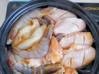 三汁焖锅,码入腌制好的食材。