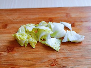 尖椒土豆片,白菜洗干净，再切片，我用了白菜心，量可以根据胃口增加。