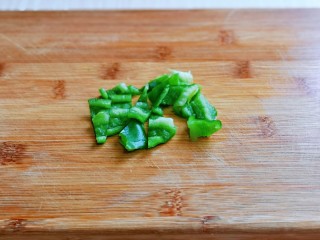 尖椒土豆片,青椒去根去籽洗干净，切小块。
