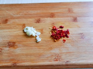 尖椒土豆片,蒜去皮切碎，辣椒切小段。