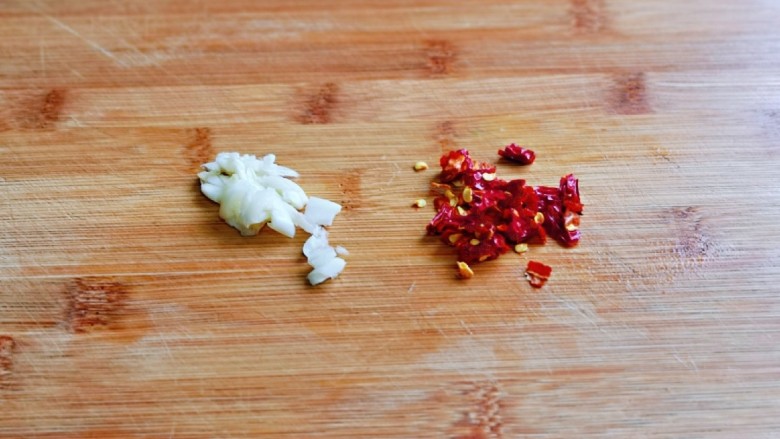 尖椒土豆片,蒜去皮切碎，辣椒切小段。