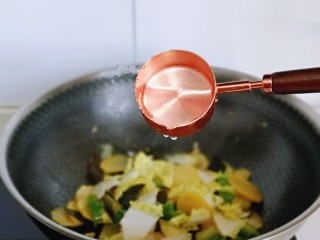 尖椒土豆片,加入一小勺纯净水，将菜炒熟。