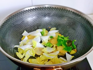 尖椒土豆片,最再加入，白菜与青椒。
