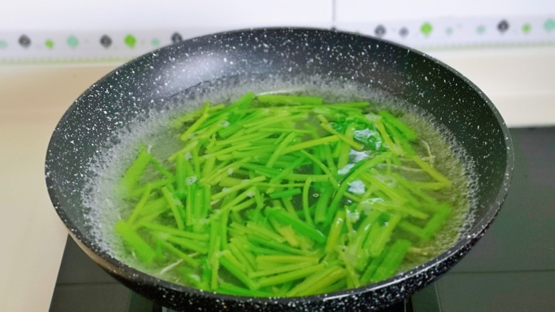 青椒炒千张,芹菜段焯水： 水开后下芹菜，大火40秒捞出过凉水，再淋干水分。