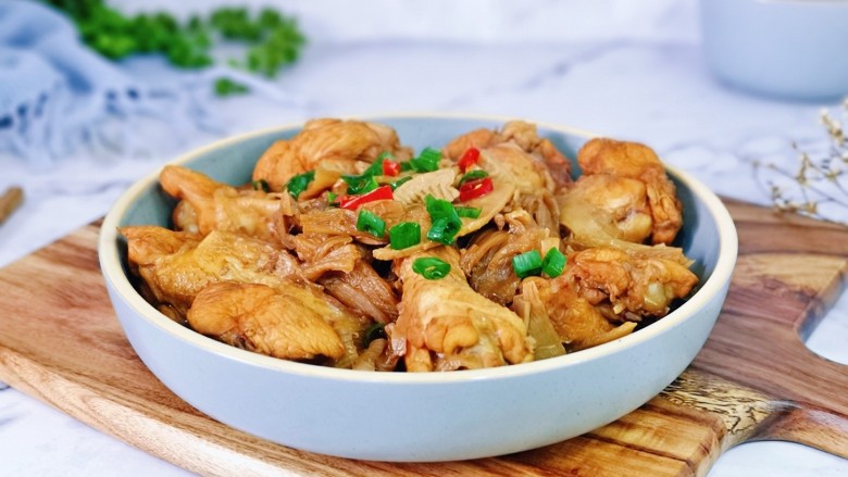 鸡腿炖蘑菇,简单好吃的家常菜。