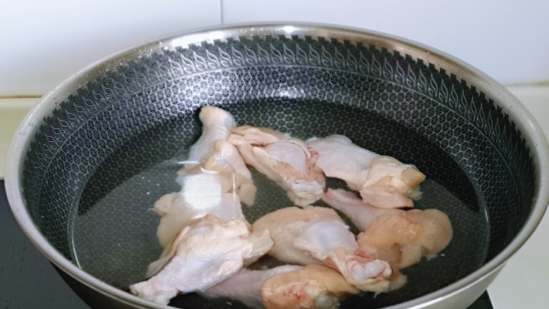 鸡腿炖蘑菇,鸡翅根焯水：冷水入锅，大火烧开，煮2分钟，捞出用温水冲洗干净，再淋干水分备用。