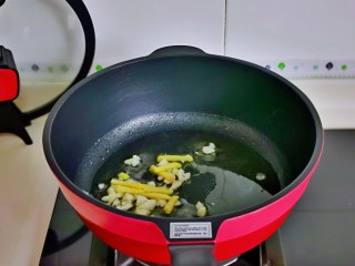 爆炒肥肠,起油锅，加入姜蒜煸炒。
