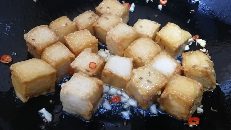 孜然鱼豆腐,改文火把鱼豆腐翻炒均匀。