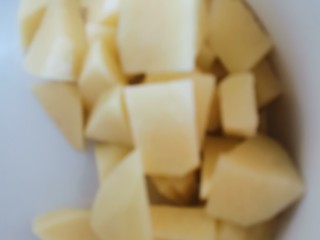 豆腐炖藕片,切小块