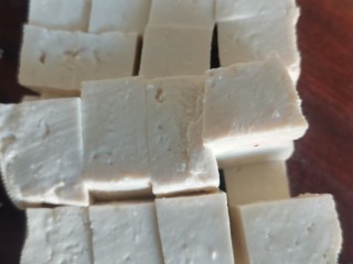豆腐炖藕片,豆腐切小块