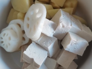 豆腐炖藕片,都放到大碗中备用