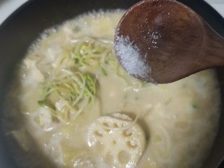 豆腐炖藕片,出锅前加味精