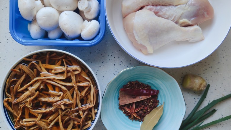 鸡腿炖蘑菇,首先我们准备好所有食材