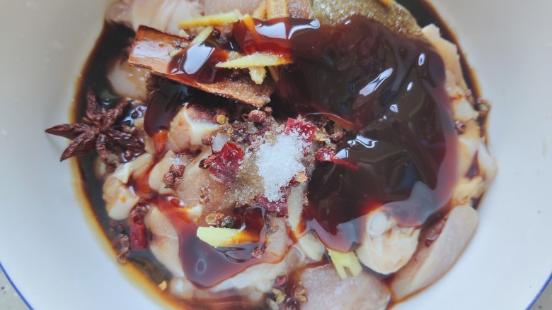 鸡腿炖蘑菇,加适量料酒，生抽，一小勺细砂糖，适量蚝油