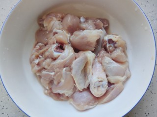 鸡腿炖蘑菇,鸡腿切成块，洗净