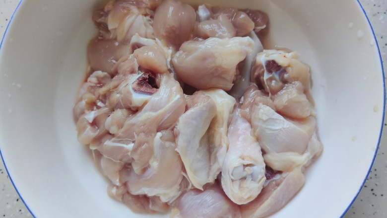 鸡腿炖蘑菇,鸡腿切成块，洗净