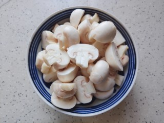 鸡腿炖蘑菇,蘑菇洗净，对半一分为二切开