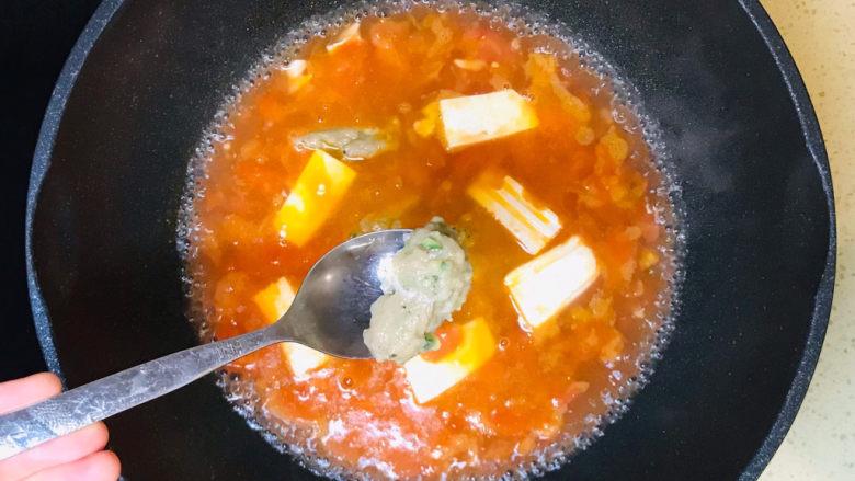 鱼丸豆腐汤,大火煮开后，用勺子将鱼馅，一勺一勺舀进锅里，成美味的鱼丸