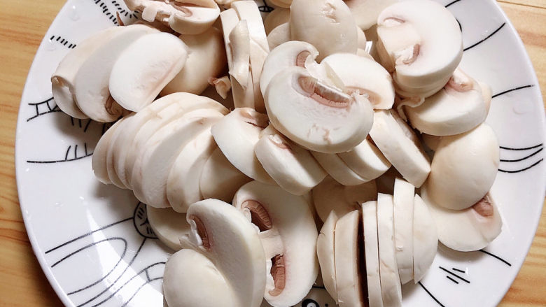 鸡腿炖蘑菇,口蘑切片儿待用。