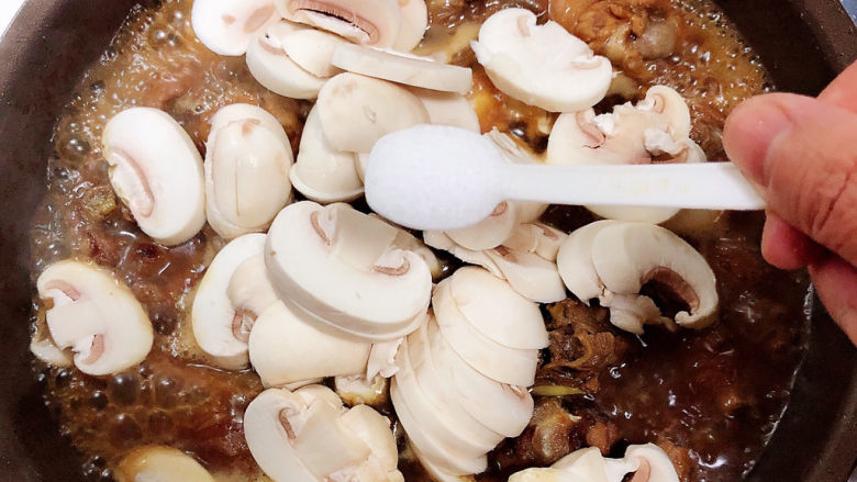 鸡腿炖蘑菇,加入盐，继续炖煮10分钟。