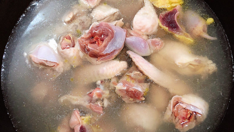 鸡腿炖蘑菇,锅中烧开水，焯一下鸡肉。