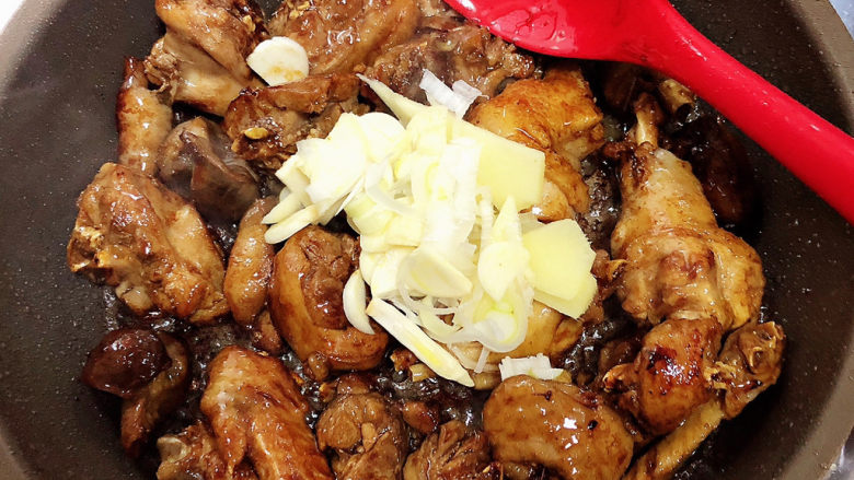 鸡腿炖蘑菇,翻炒均匀上色后，加入葱姜蒜爆香。加入开水，慢炖40分钟。