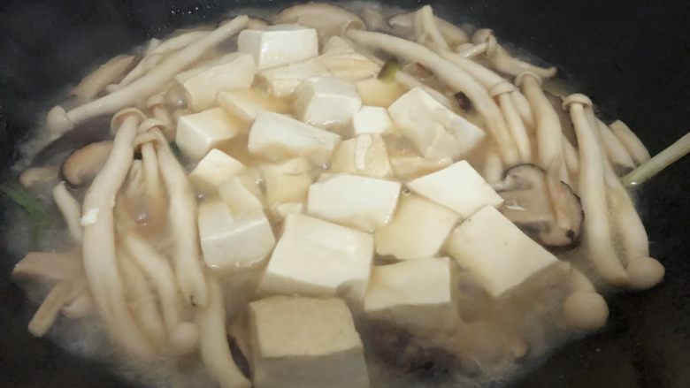 蘑菇炖豆腐,焖到快收汁下青红椒再焖一分钟（重口味的，这时候可以加点生抽或盐）