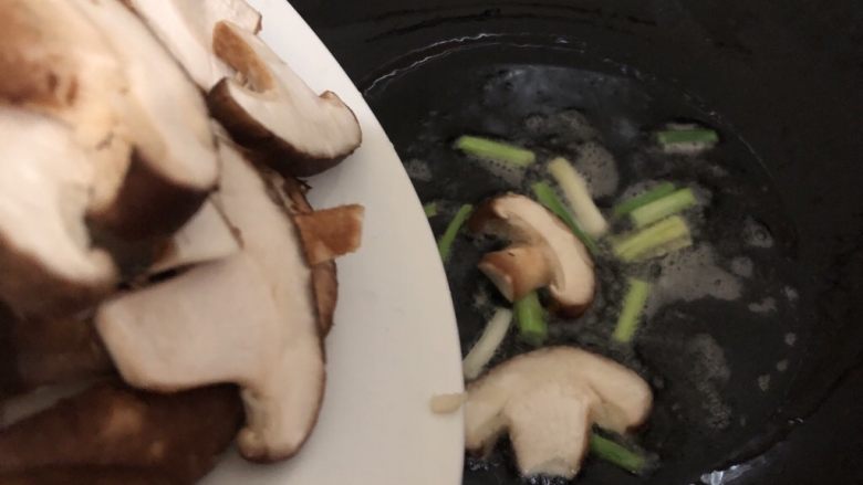 蘑菇炖豆腐,下香菇翻炒一下