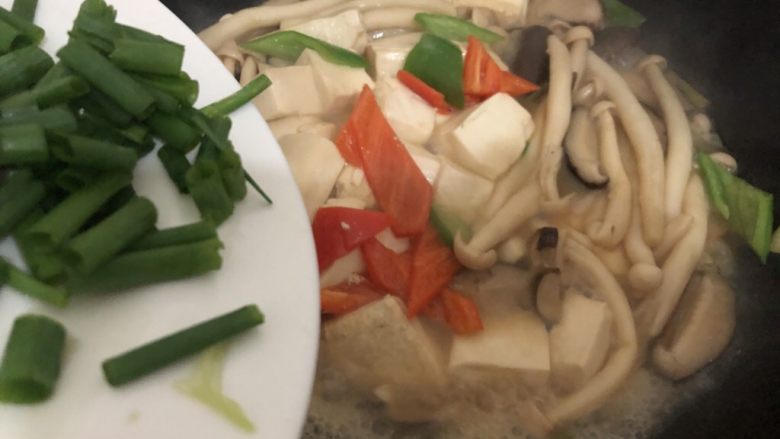 蘑菇炖豆腐,下葱叶段起锅
