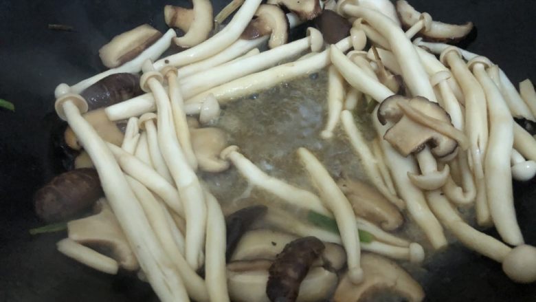 蘑菇炖豆腐,出汁后、中间空出来