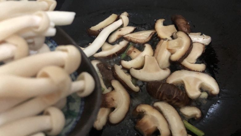 蘑菇炖豆腐,加入白玉菇再翻炒一下
