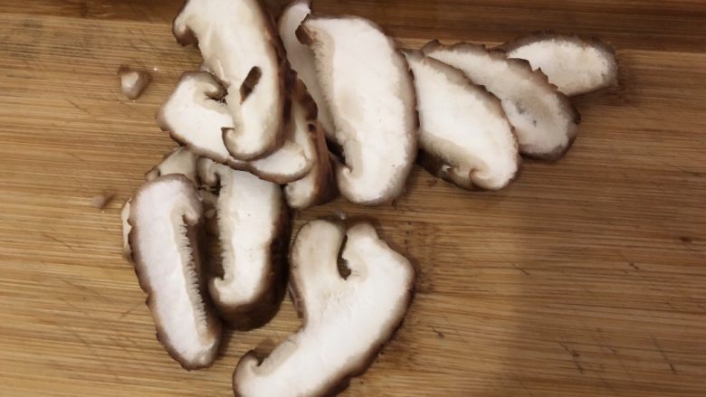 蘑菇炖豆腐,抓掉水分切片