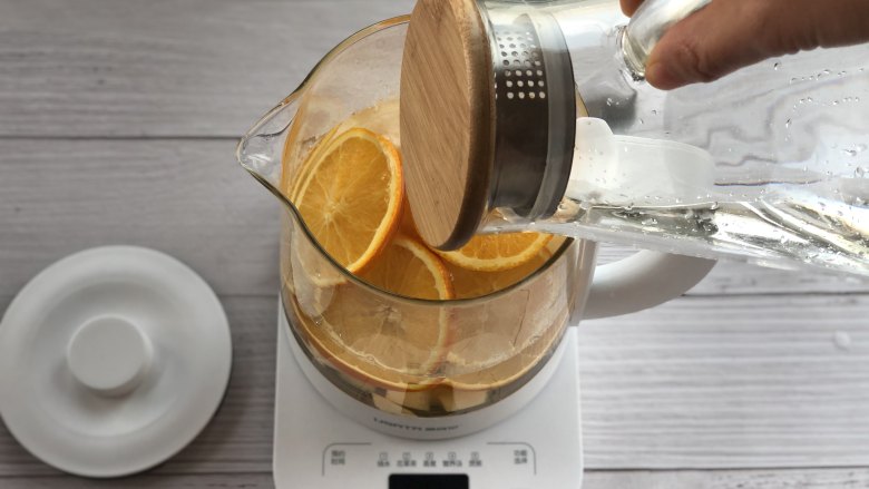 秋梨香橙花果茶,把梨块和橙片放入养生壶，加入清水。