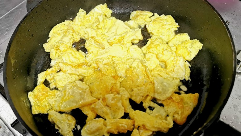 佛手瓜炒鸡蛋,国内下油，倒入搅拌好的蛋液，加热凝固，炒切大小跟佛手瓜片差不太多。盛出备用。