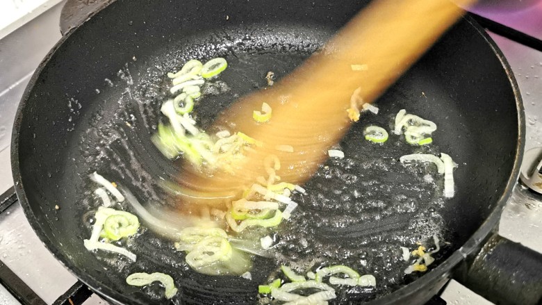 佛手瓜炒鸡蛋,国内再倒入少量的油，加热后将葱碎倒入油锅中炒香