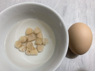 瑶柱蒸蛋,主要食材如图所示示意，适量提前泡发的瑶柱干、一颗鸡蛋。
