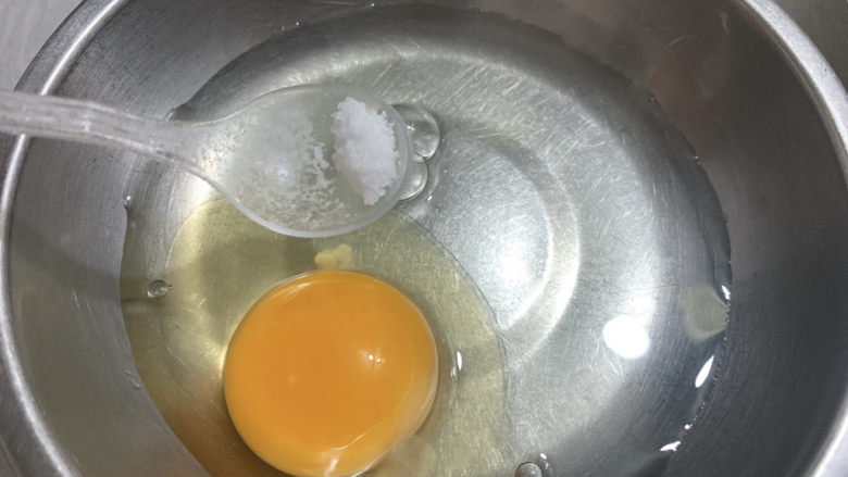 瑶柱蒸蛋,以及一些盐