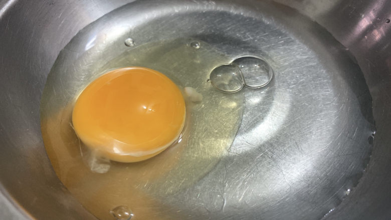 瑶柱蒸蛋,加入一颗鸡蛋