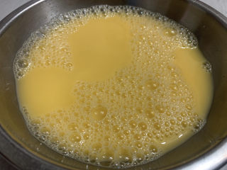 瑶柱蒸蛋,搅拌均匀并打散，面上的泡沫记得用勺子扶去，蒸出来的蛋羹更平整。