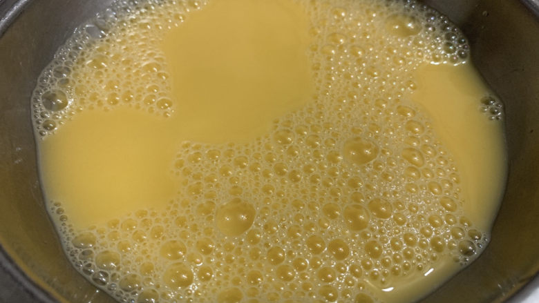 瑶柱蒸蛋,搅拌均匀并打散，面上的泡沫记得用勺子扶去，蒸出来的蛋羹更平整。