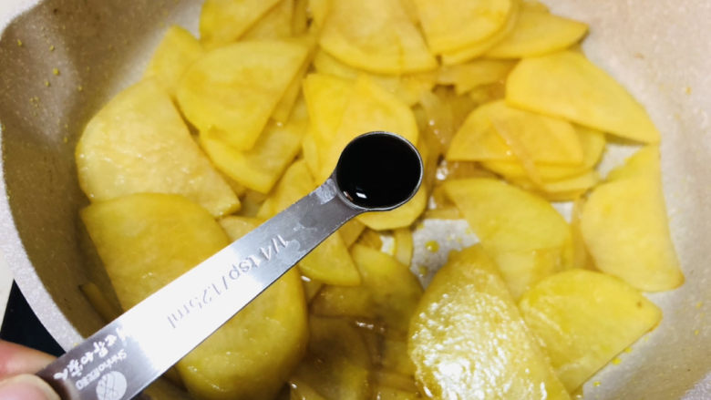 尖椒土豆片,加入1.25ml 的<a style='color:red;display:inline-block;' href='/shicai/ 750'>陈醋</a>，醋可以让炒出来的土豆在吃的时候口感变的清脆一些。