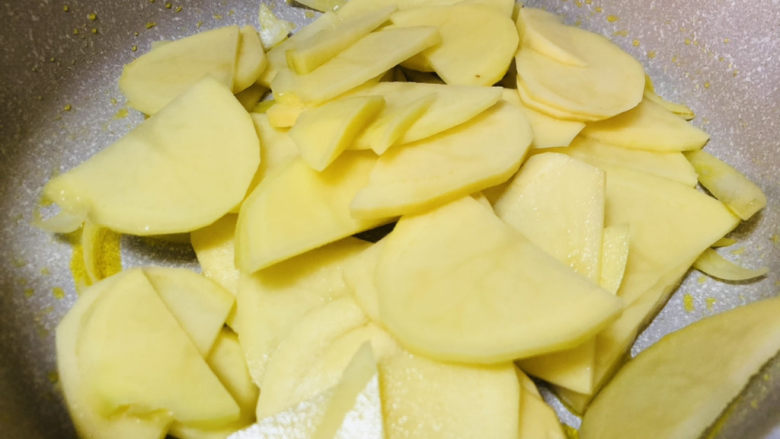 尖椒土豆片,倒入提前准备好的土豆片翻炒均匀。