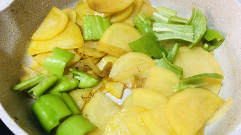 尖椒土豆片,炒制土豆稍微有点断生时放入尖椒，用大火快速翻炒均匀即可出锅，这样炒出的尖椒颜色还是翠绿色。