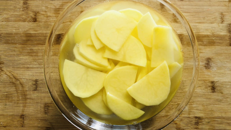 尖椒土豆片,切好的土豆片放入清水中浸泡10分钟，去掉里面多余的淀粉，这样吃起来口感会更清脆一些。