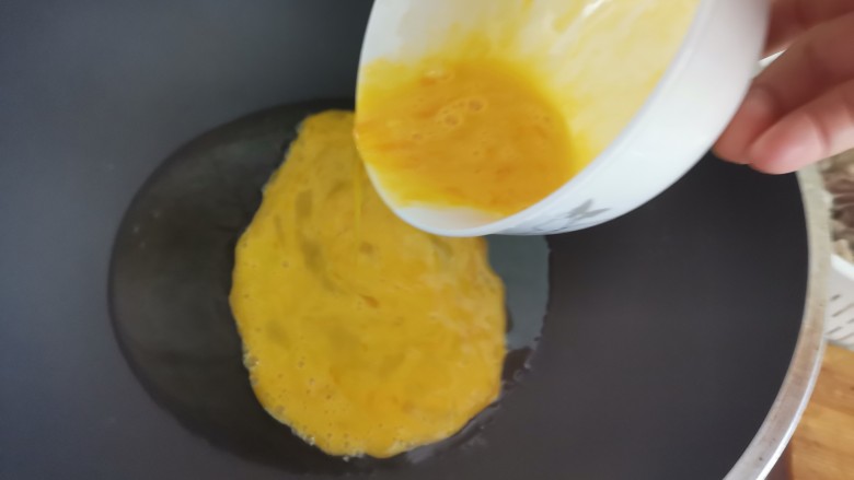 佛手瓜炒鸡蛋,油热倒入鸡蛋液