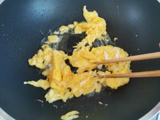 佛手瓜炒鸡蛋,待鸡蛋凝固用筷子炒散盛出备用
