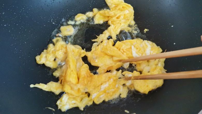 佛手瓜炒鸡蛋,待鸡蛋凝固用筷子炒散盛出备用