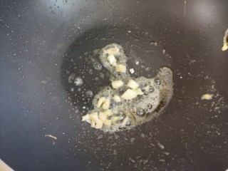 佛手瓜炒鸡蛋,锅里留底油，下入大蒜爆香
