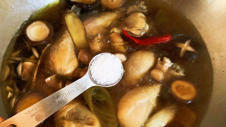 鸡腿炖蘑菇,加盐调味，再煮十分钟入味。